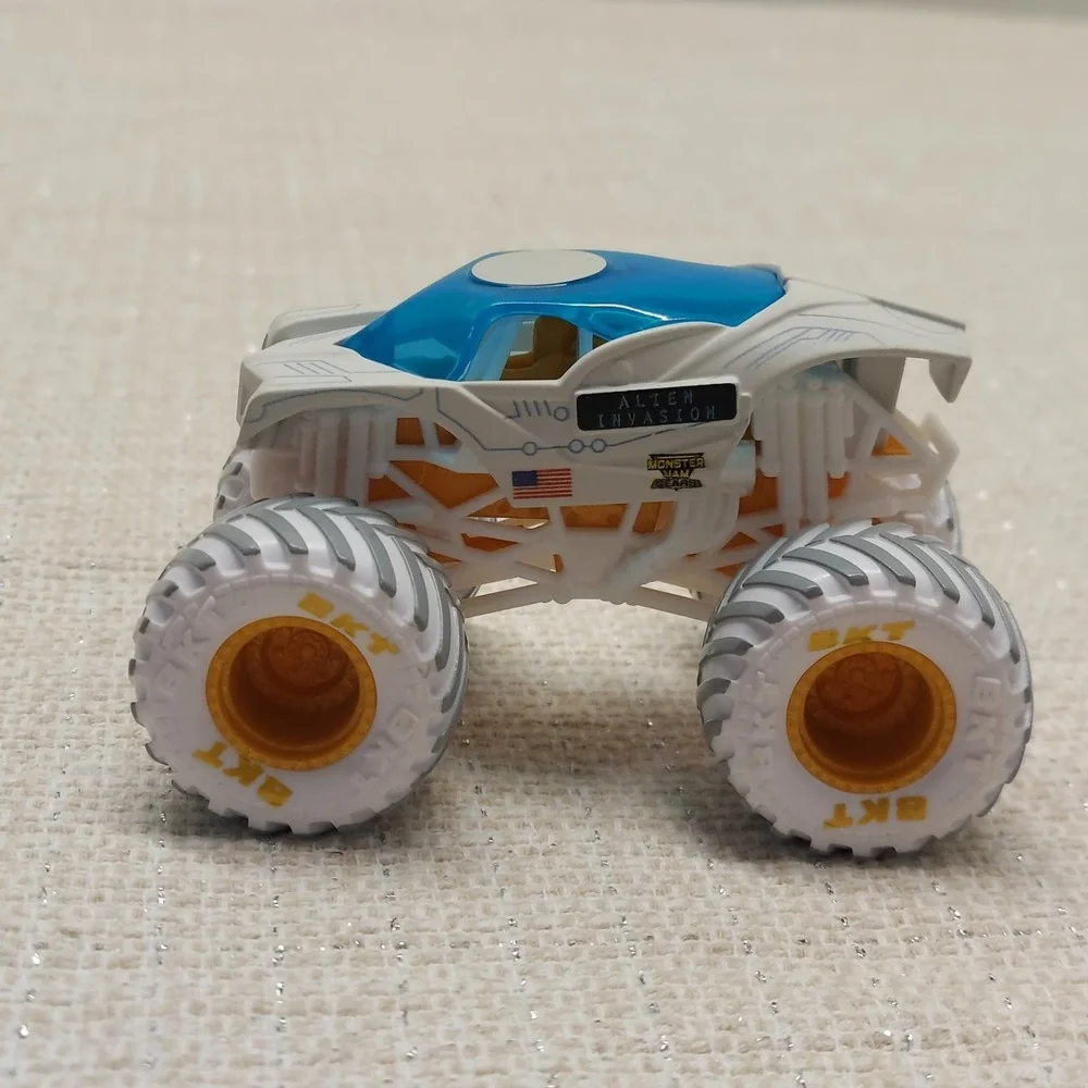 Monster Jam Alien Invasion 1:64 Monster Truck GEARS And‎ Galaxies White Walmart